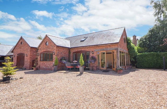 HONEYSUCKLE FARMHOUSE, romantic in Tarporley