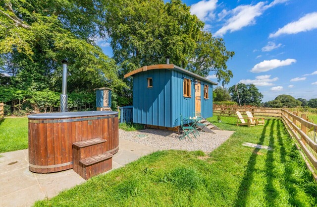 Honeysuckle Hut - One Bedroom House, Sleeps 2