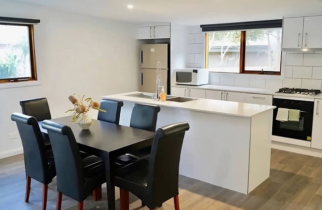 Honeysuckle St Cottage. Central Location. Sleeps 8