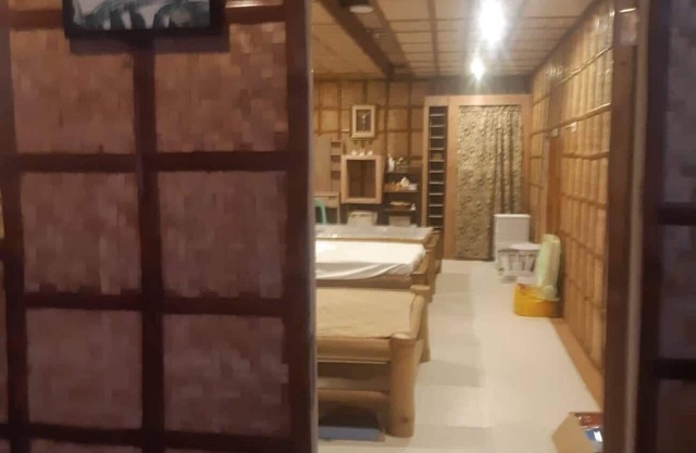 Honorable, Sports bar and guesthouse