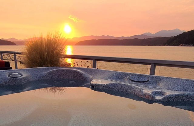 Hood Canal Resort in Union, WA, Walls of Glass (up to 8 guests)