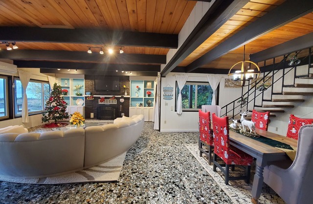 *HOOD CANAL'S WATERFRONT Shoofly Creek Retreat*