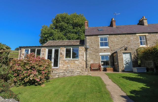 HOODGILL BARN, pet friendly, with hot tub in Middleton-In-Teesdale