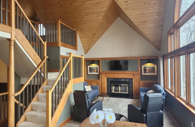 Hooked on Lake Roosevelt Spacious Cabin + Pontoon Rental