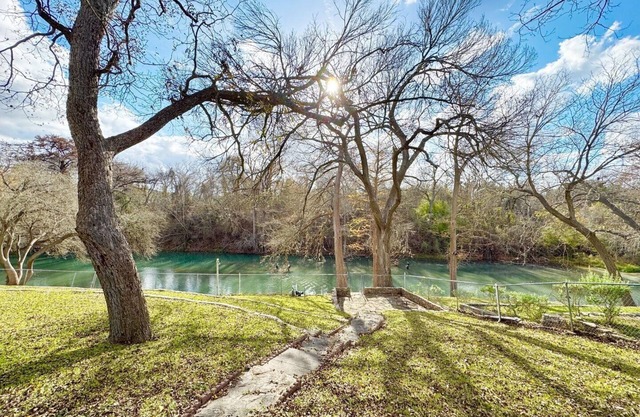 Hooked On The River - 2/2, sleeps 6, riverfront!
