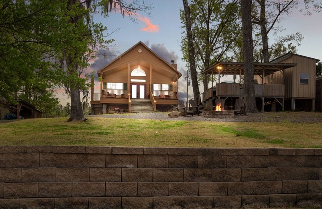 Hooked On Toledo - Lakefront Cabin on Toledo Bend - Boathouse & Dramatic Sunsets