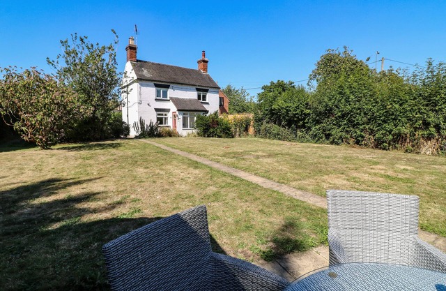 HOPS COTTAGE, family friendly, character holiday cottage in Doveridge