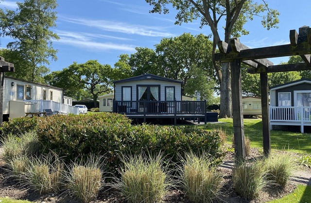 HOPTON LODGE RETREAT, pet friendly, with pool in Hopton-On-Sea