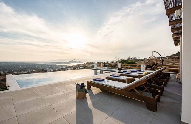 Horizon Villa in Naxos Skyline
