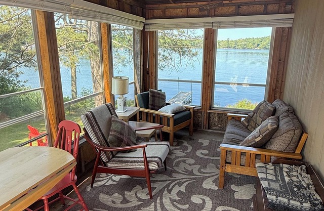 Horn Lake, Lakefront Cottage (4 Season), Burk's Falls