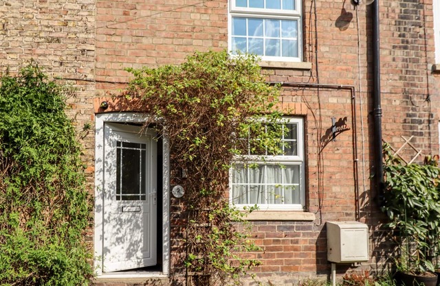 HORNSEA COTTAGE, pet friendly, with open fire in Leven Near Beverley