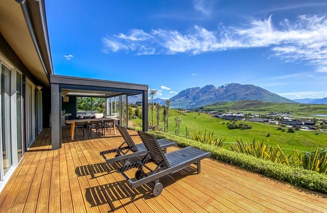 Horoeka House | Stunning views and spa Pool
