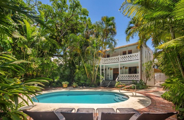 ~HORSE CONCH~ Amazing location with shared pool and covered balcony!