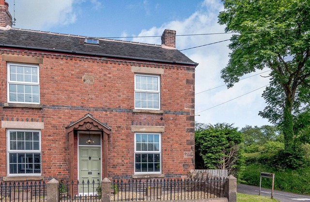 HORSE SHOE COTTAGE, pet friendly, character holiday cottage in Leek