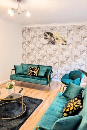 Horse view spacious 4BR Hse sleeps 8 Garden & driveway parking