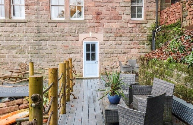 HORTON LODGE BOATHOUSE, pet friendly, with hot tub in Rudyard Lake