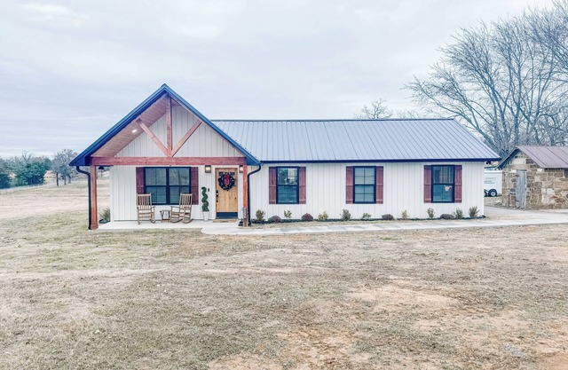 Horton LodgennCharming new 3-bedroom 2 bath lodge with WiFi in serene Stigler