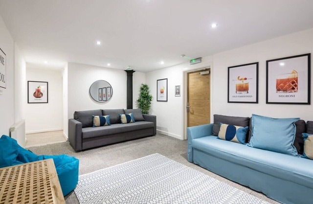 Host & Stay | Fleet Nightlife I