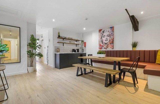 Host & Stay | Fleet Nightlife IV