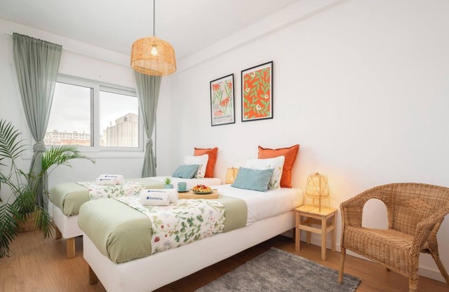 Host Wise - Spacious Modern Flat w/Balcony