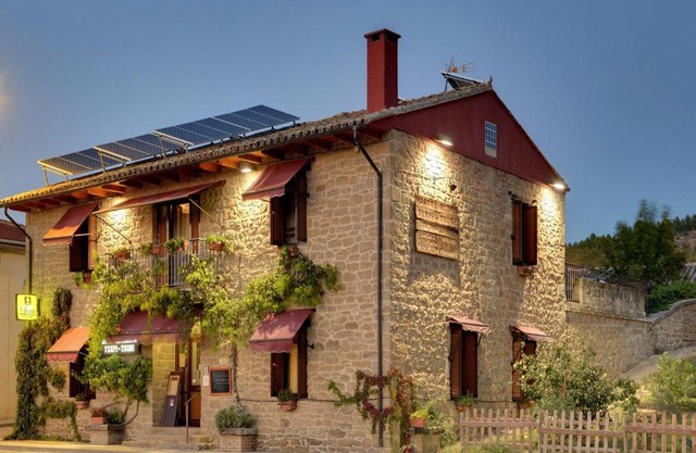 Hostal Rural Txapi Txuri Logis Hotels