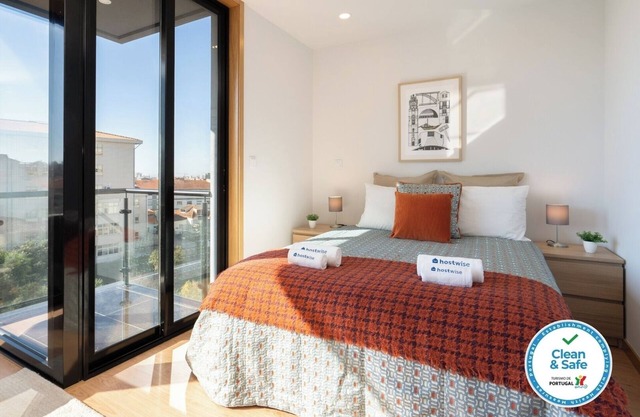 HostWise - Gorgeous Bright Flat w/Balcony