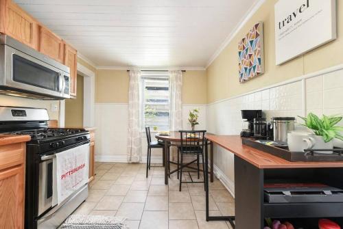 HostWise Stays - Block to AGH - King Bed, Free Off Street Parking