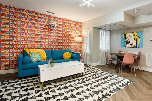 HostWise Stays - King Bed - Free Street Parking - Walkable Location