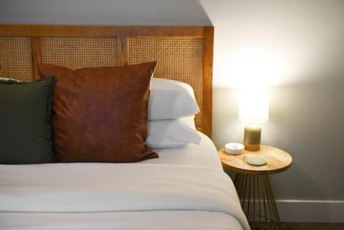 HostWise Stays - King Beds, Park Free, Great Walk Score