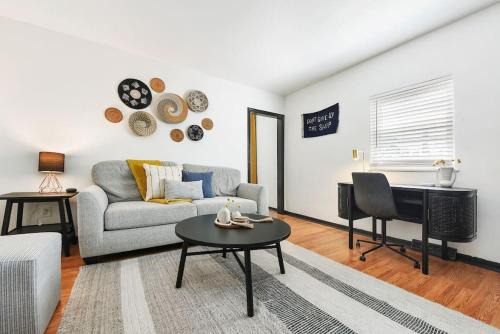 HostWise Stays - The Butler - Prime 1BR Butler St Apt, across from Umami
