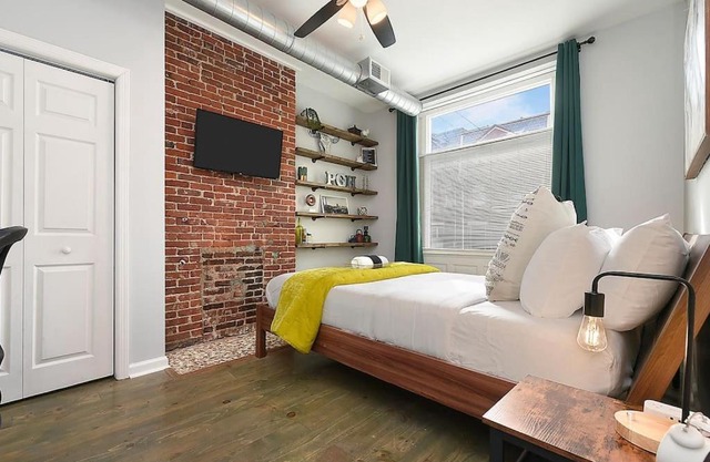 HostWise Stays - The James Apt 1 - Patio, Free Street Parking