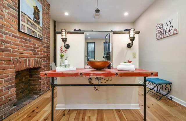 HostWise Stays - The Ocala - Free Parking, Cool Space, Spiral Stairs