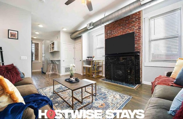 HostWise Stays - Triplex, Great for Groups, 3 Separate Apts, Free Parking