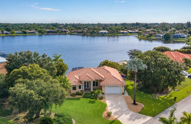 HOT SALE Beautiful Villa Lake View Heated Pool, Spa & Kayak’s🐠 Simply Wonderful!