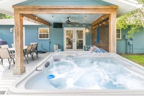 Hot Tub 5 min to beach King Bed