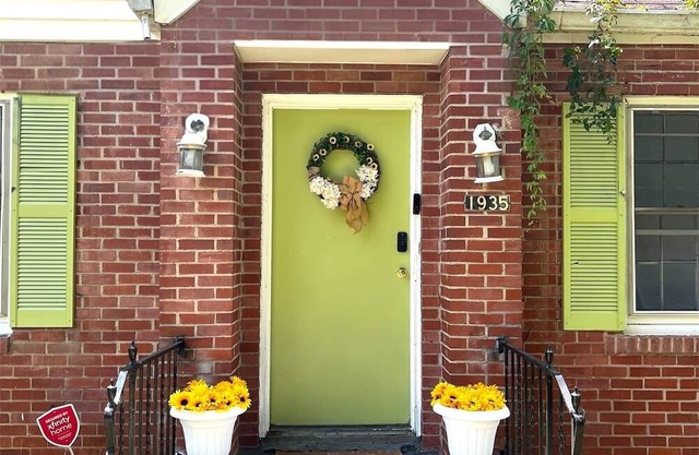 Hot Tub 8 min to Downtown & Airport Sleeps 6