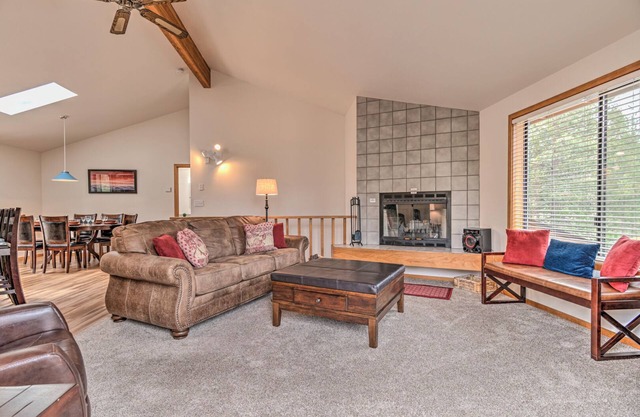 Hot tub AC, ping pong amazing location, near park, wi-fi, bikes no pets PERKS
