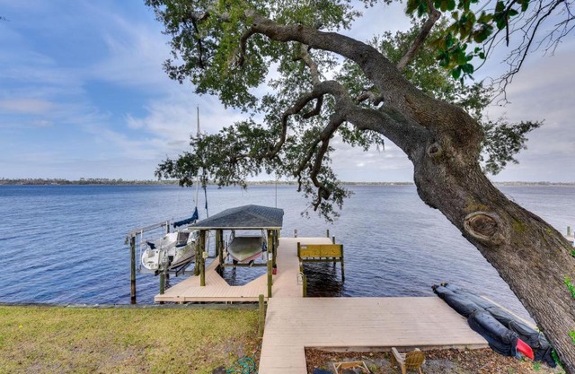 Hot Tub and Boat Dock Getaway on Deerpoint Lake!