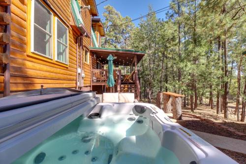 Hot Tub and Decks Sherwood Forest Cabin