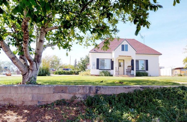 Hot Tub and Grandma's Cottage, Charming and Nostalgic