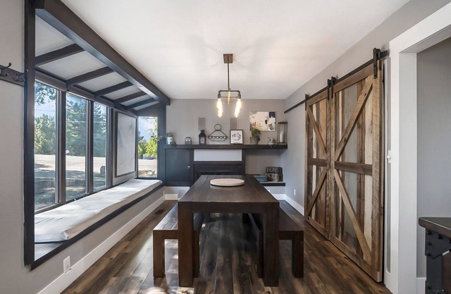 Hot Tub and Mountain Views! Modern & Spacious Home