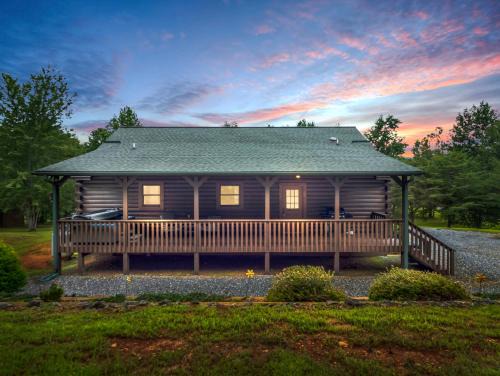 Hot Tub - Cabin Retreat -Firepit - Lake Lure - Chimney Rock