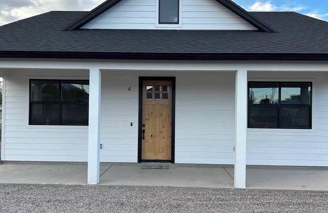 HOT TUB. Charming 2-bedroom house with BIG TVS and LOTS of beds