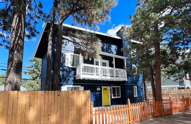 Hot Tub Cottage Close to Ski Slopes, Sleeps 6!