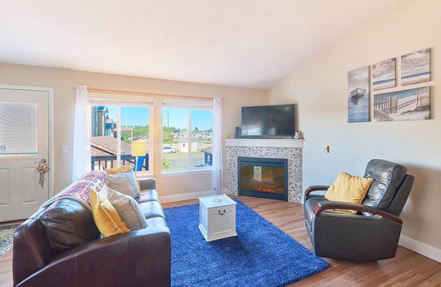 Hot Tub, Dogs OK, Modern, Walk to beach/town (Trail)