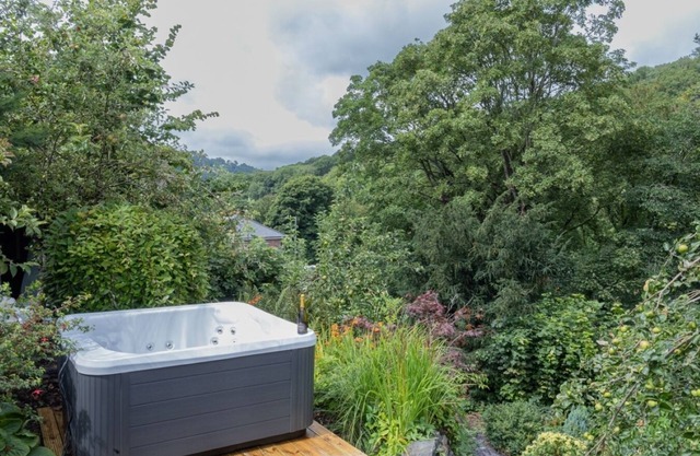 Hot Tub Escape Stunning Scenery Large 4BR Home