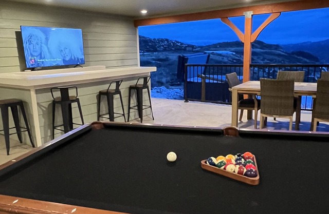 Hot tub, EV charger, VIEWS, games