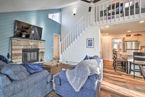 Hot Tub, Fire Pit and Game Room Tobyhanna Home!