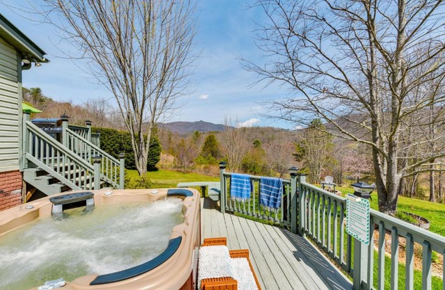 Hot Tub, Fire Pit and Views Balsam Grove Getaway