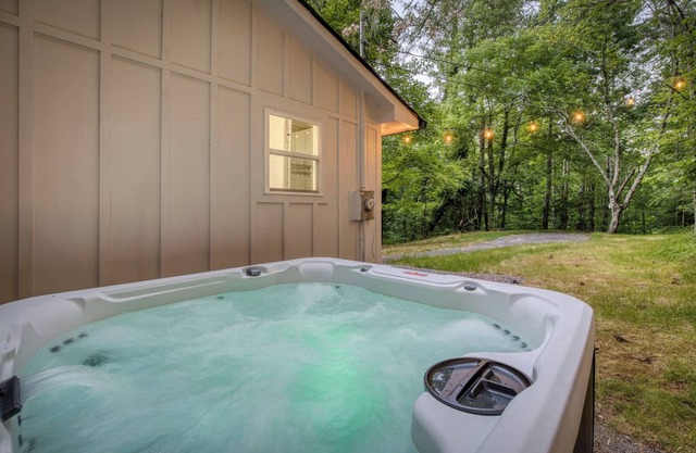 Hot Tub, Fire Pit, BBQ, King-bed, Pet-friendly